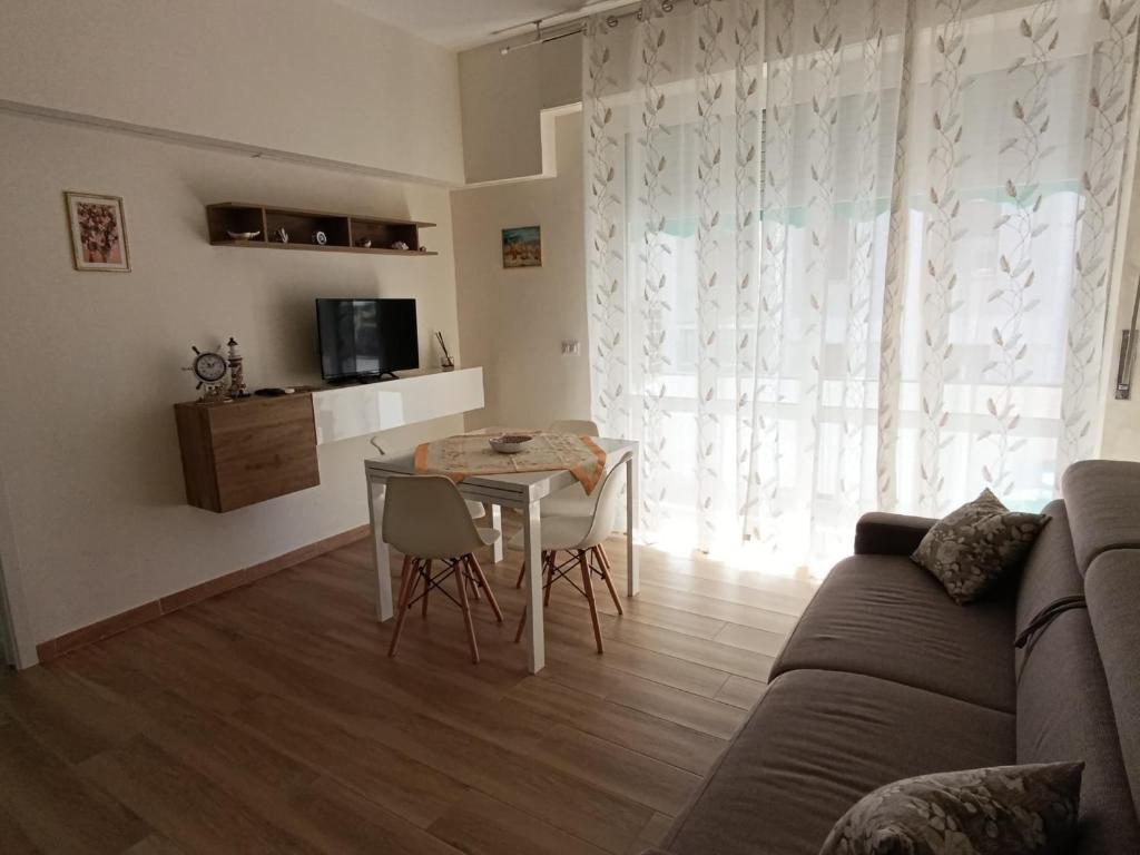 un salon avec un canapé et une table dans l'établissement Onda marina 1, à La Spezia