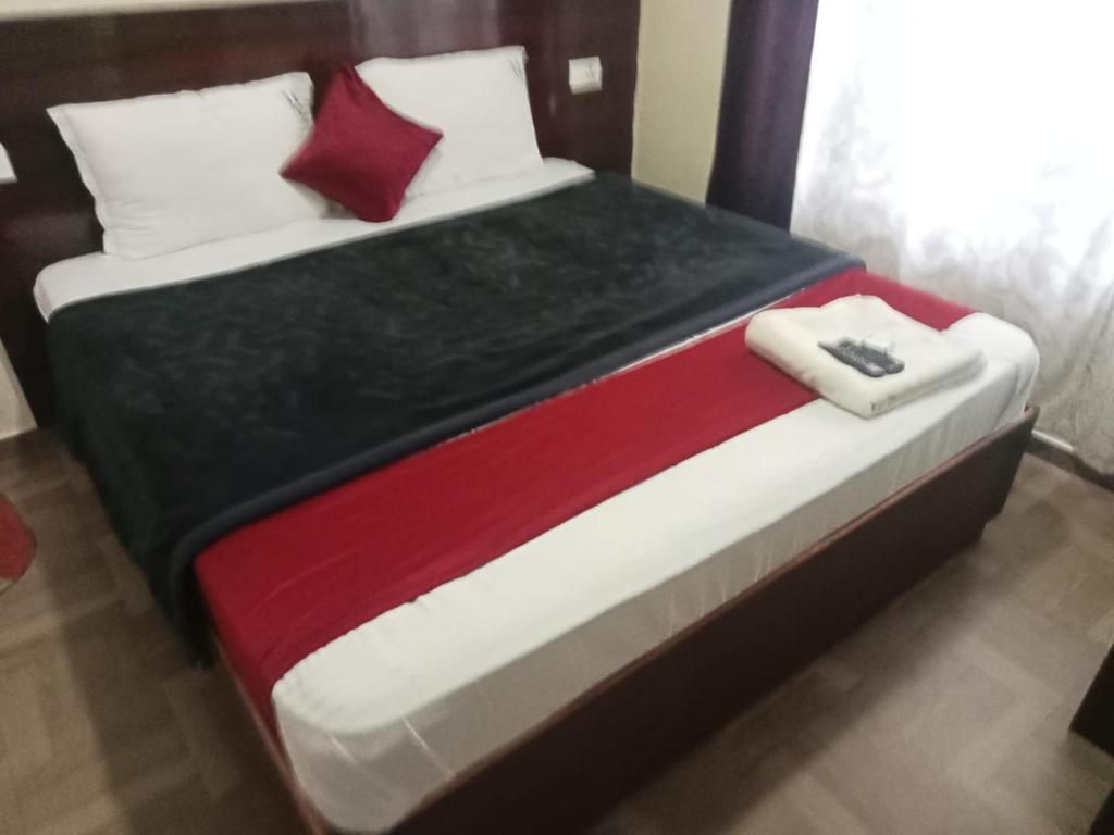 Postel nebo postele na pokoji v ubytování Pinehill Suits