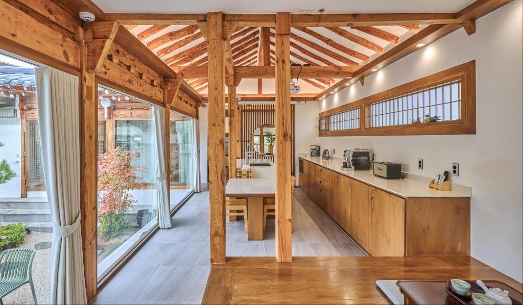 Η κουζίνα ή μικρή κουζίνα στο Hanok spa stay 소연정