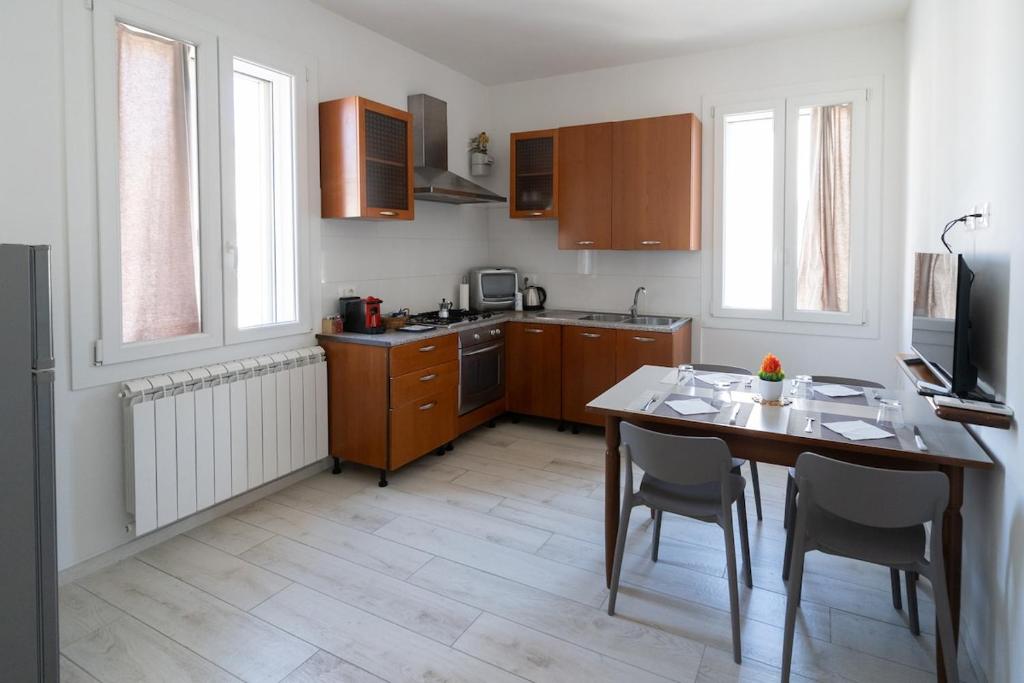 Una cocina con una mesa y sillas en una habitación. en The Pearl of the Lagoon, en Chioggia