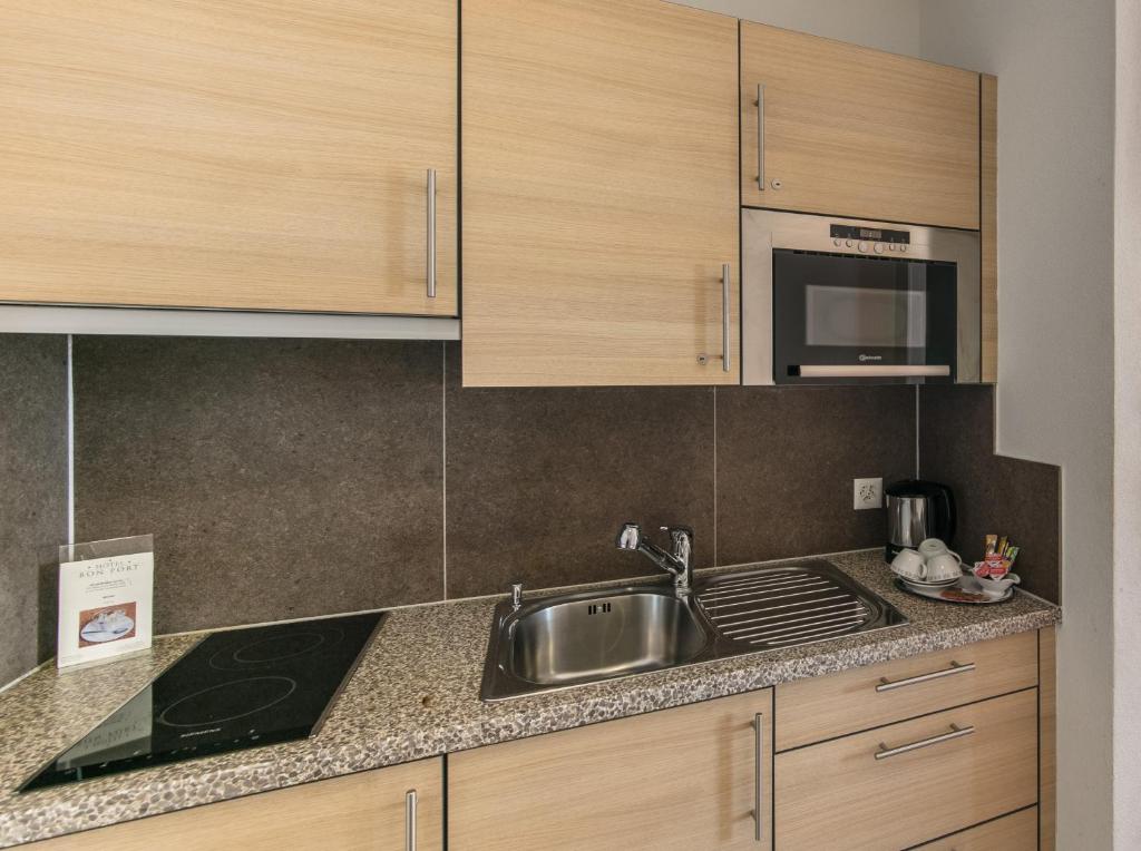 Una cocina o zona de cocina en Bon Port