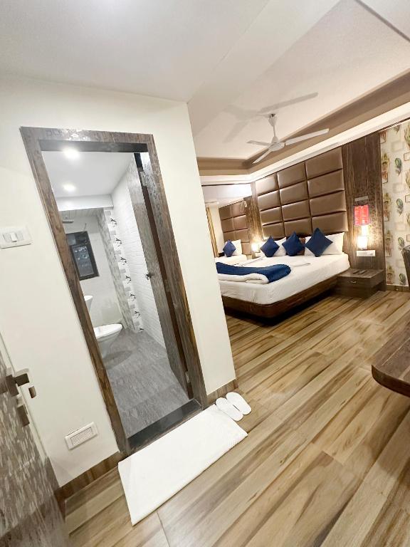 Postel nebo postele na pokoji v ubytování Saibaba International Hotel
