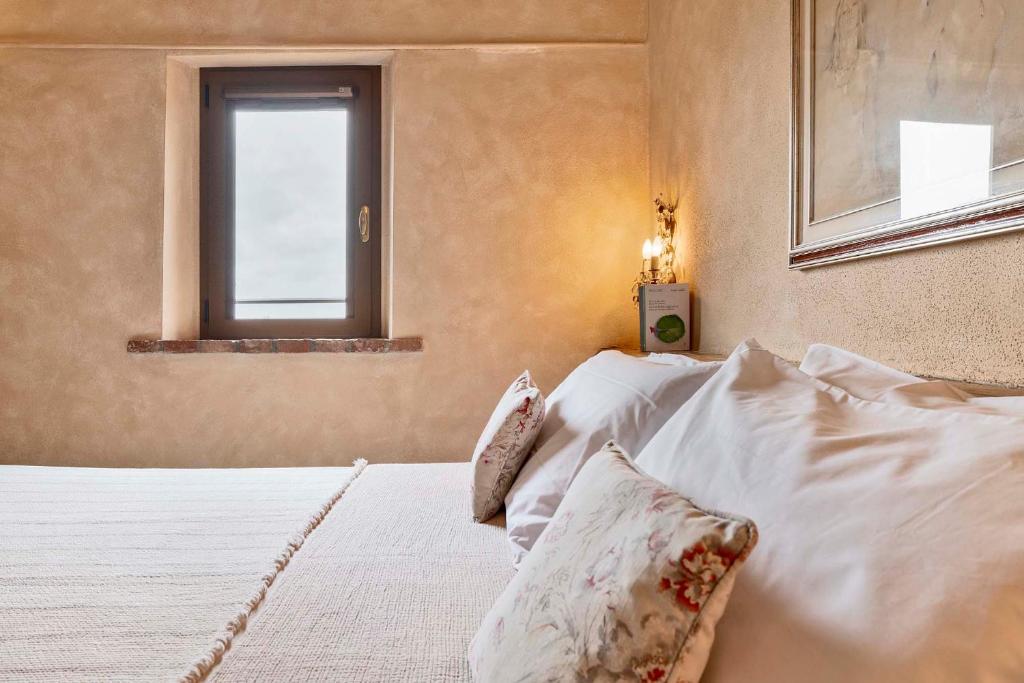 A bed or beds in a room at Cantagrillo Boutique Resort