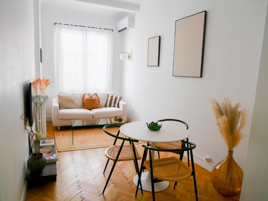 un salon avec une table et un canapé dans l'établissement Ker Riviera, à Nice