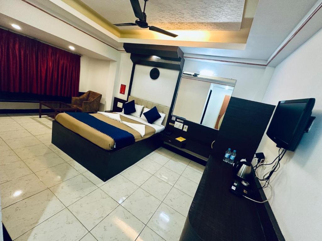 TV a/nebo společenská místnost v ubytování Saibaba International Hotel