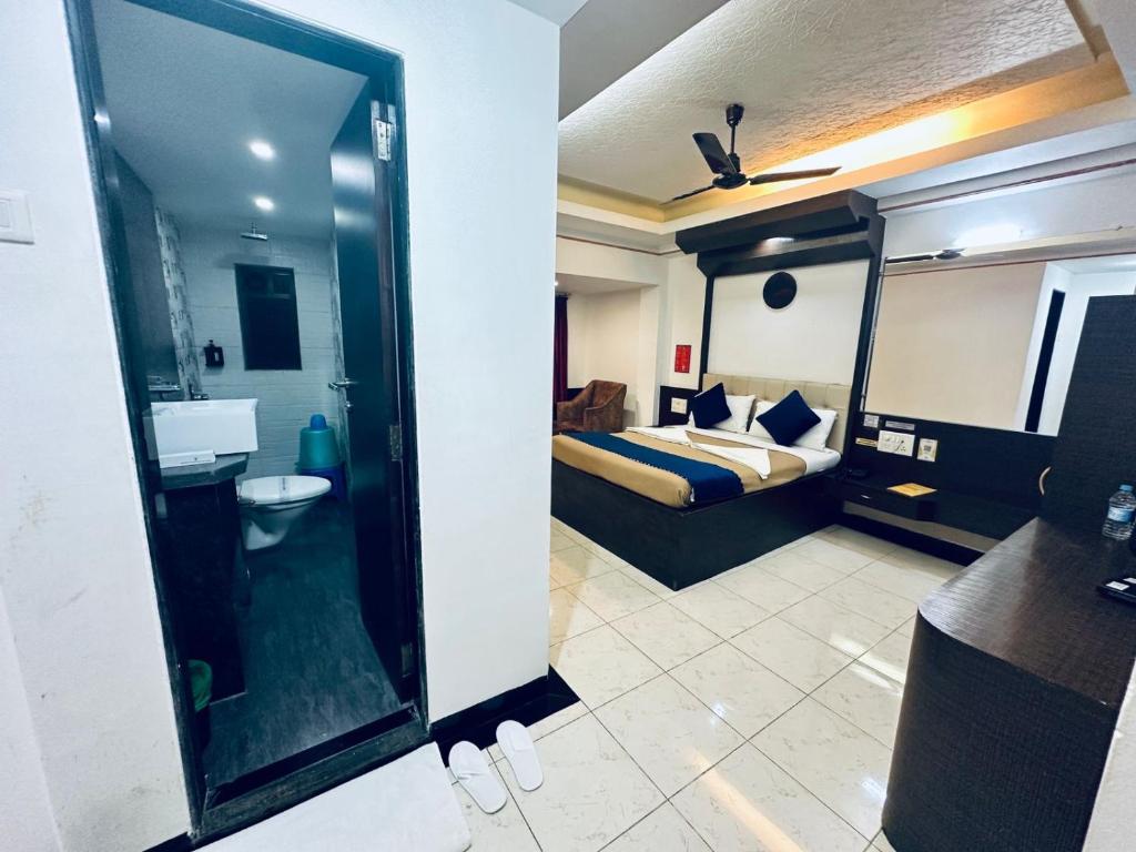 Postel nebo postele na pokoji v ubytování Saibaba International Hotel