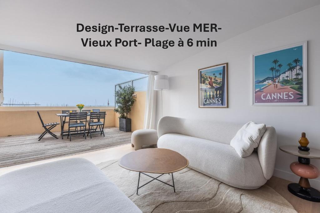un salon avec un canapé et une table dans l'établissement A3B047 TRIPLEX MODERNE TERRASSE vue MER, à Cannes