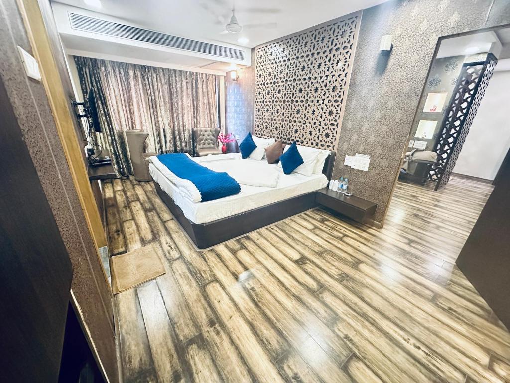 Postel nebo postele na pokoji v ubytování Saibaba International Hotel