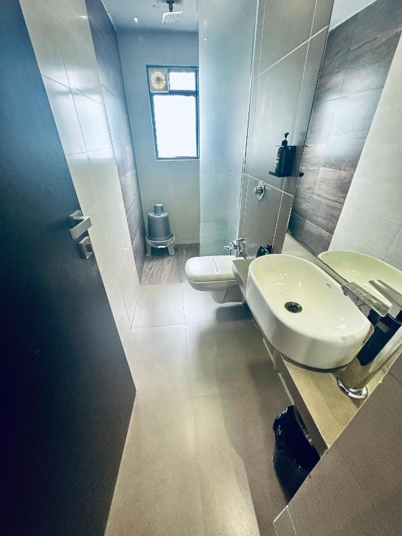 Koupelna v ubytování Saibaba International Hotel