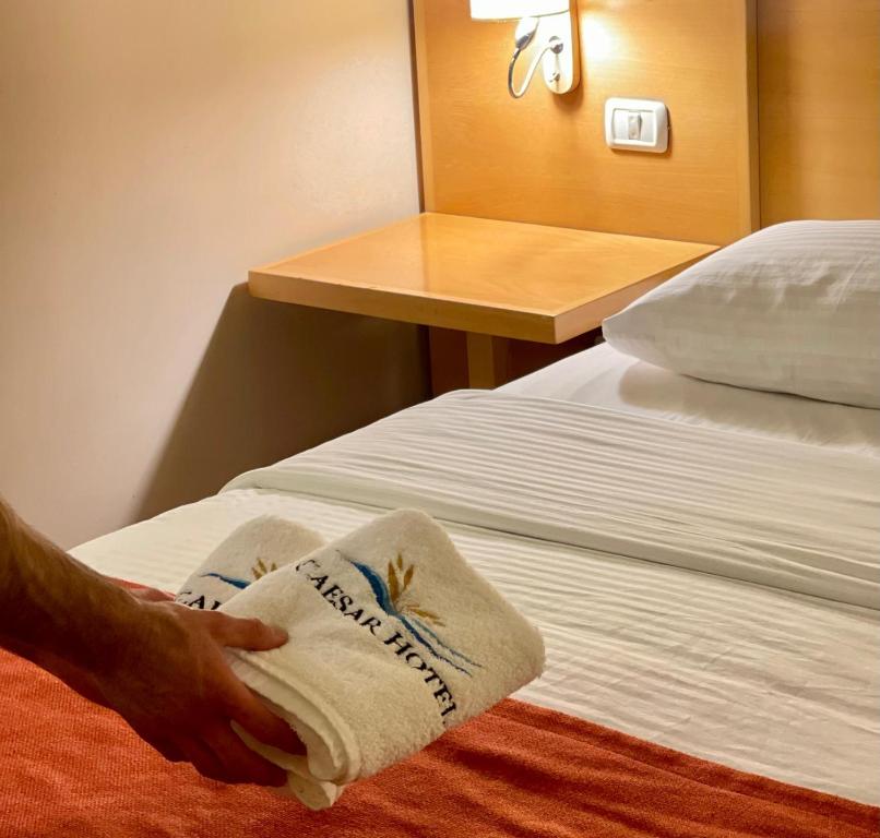 Postel nebo postele na pokoji v ubytování Caesar Hotel Ramallah
