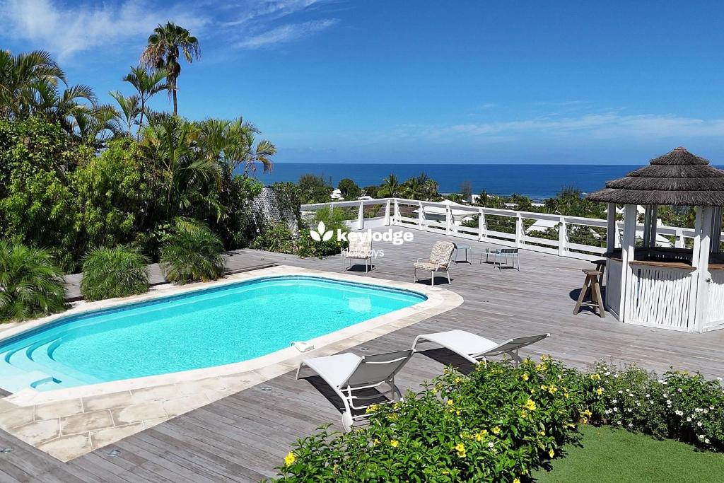 una piscina su una terrazza in legno accanto all'oceano di Villa Vénus - classée 4 étoiles - Piscine et vue mer - Saint-Gilles les Bains a L'Ermitage-Les-Bains