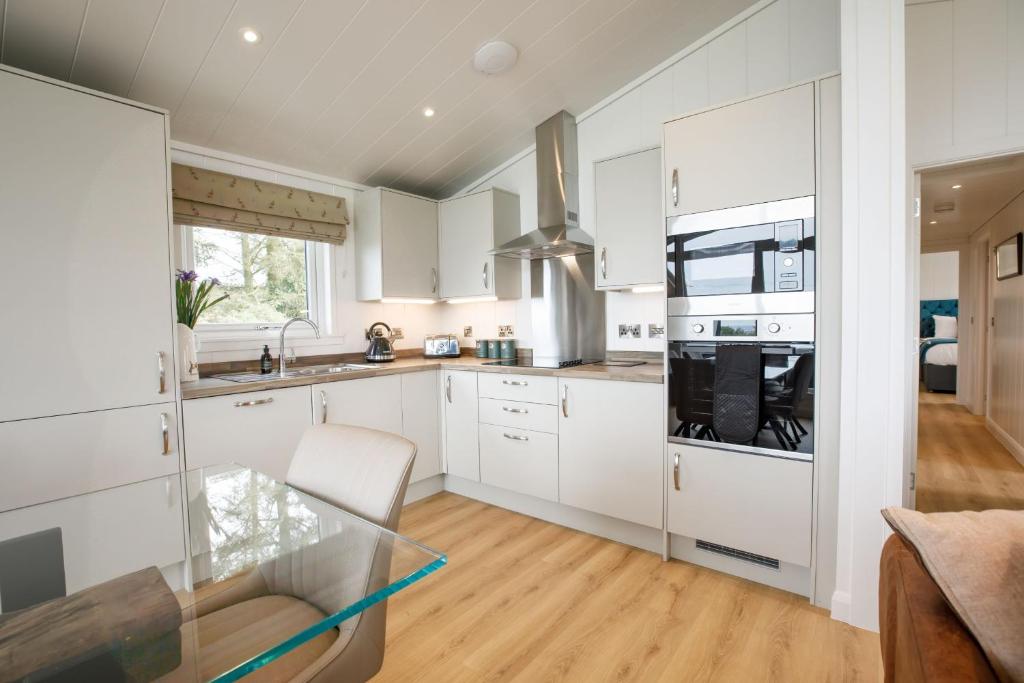 Kuchyň nebo kuchyňský kout v ubytování Drumcarrow Luxury Lodges