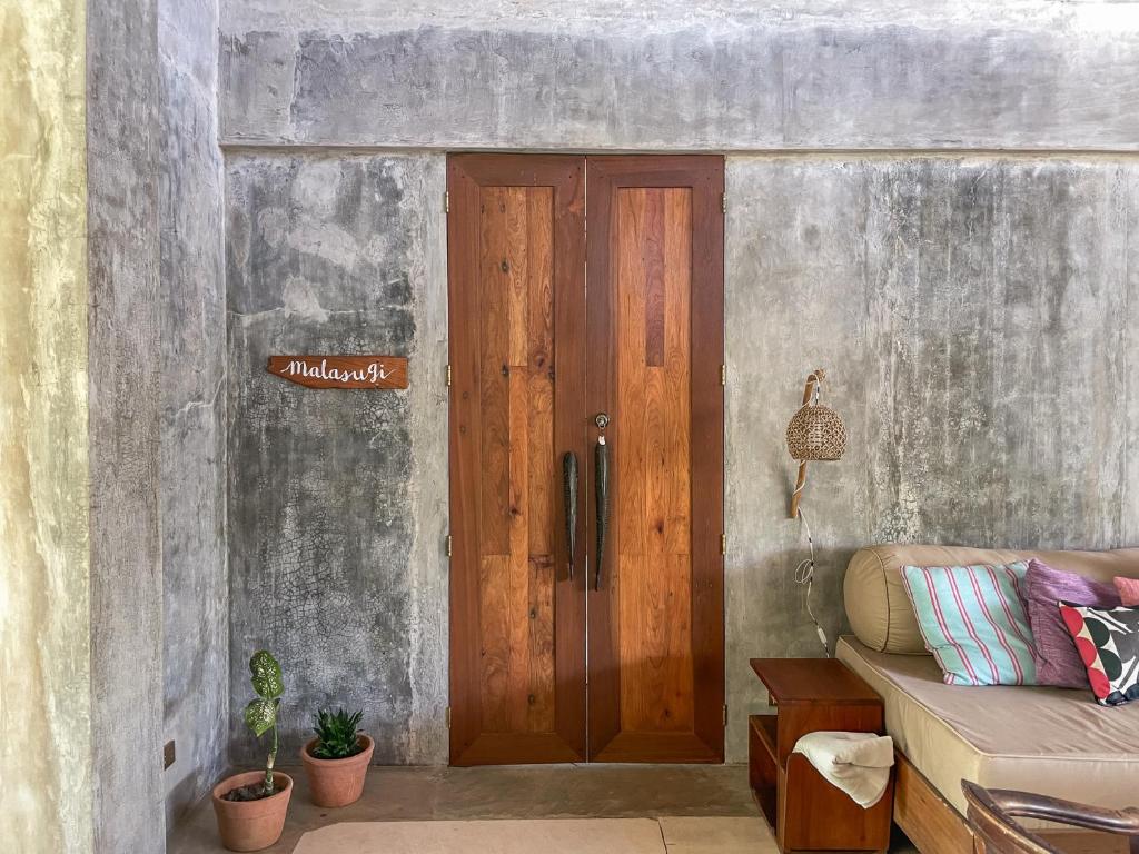 Posezení v ubytování Baia Nest MALASUGI Room within Self-Service Villa Near the Beach