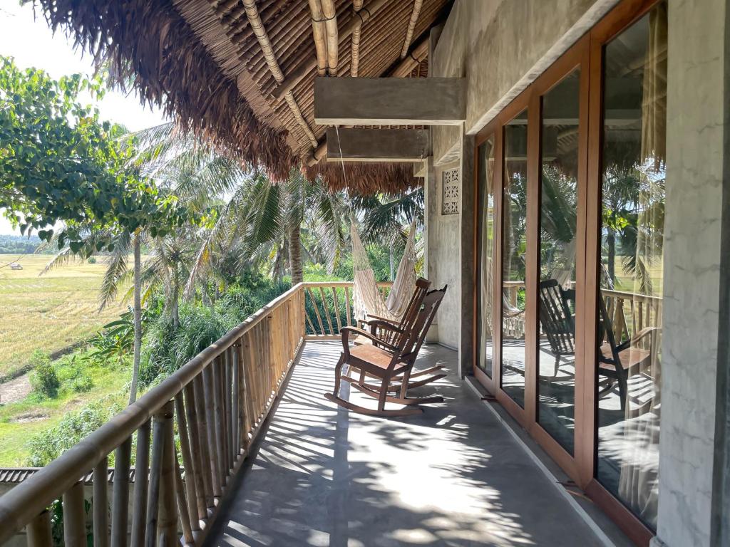 Balkón nebo terasa v ubytování Baia Nest MALASUGI Room within Self-Service Villa Near the Beach
