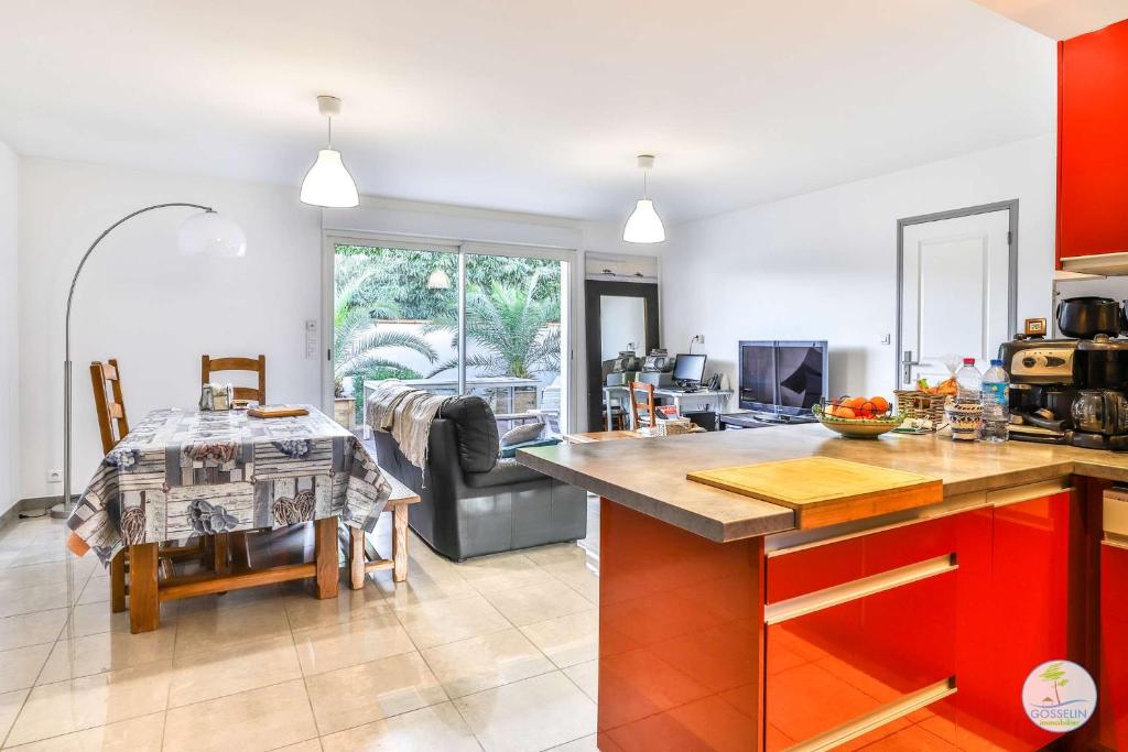 une cuisine avec une table et une salle à manger dans l'établissement Biscarrosse Maison 6 couchages avec terrasse, à Biscarrosse