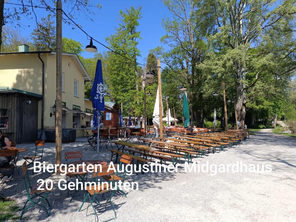 Fotografie z fotogalerie ubytování Zimmer mit Sonnenaufgang, Kühlschrank, Ventilator und ruhiger Innenhof Obergeschoss bei Koberstein v destinaci Tutzing