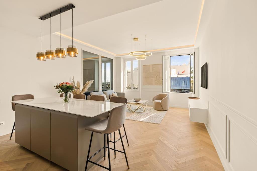 - une cuisine et un salon avec une grande île dans une maison dans l'établissement Avenue Chic, à Cannes