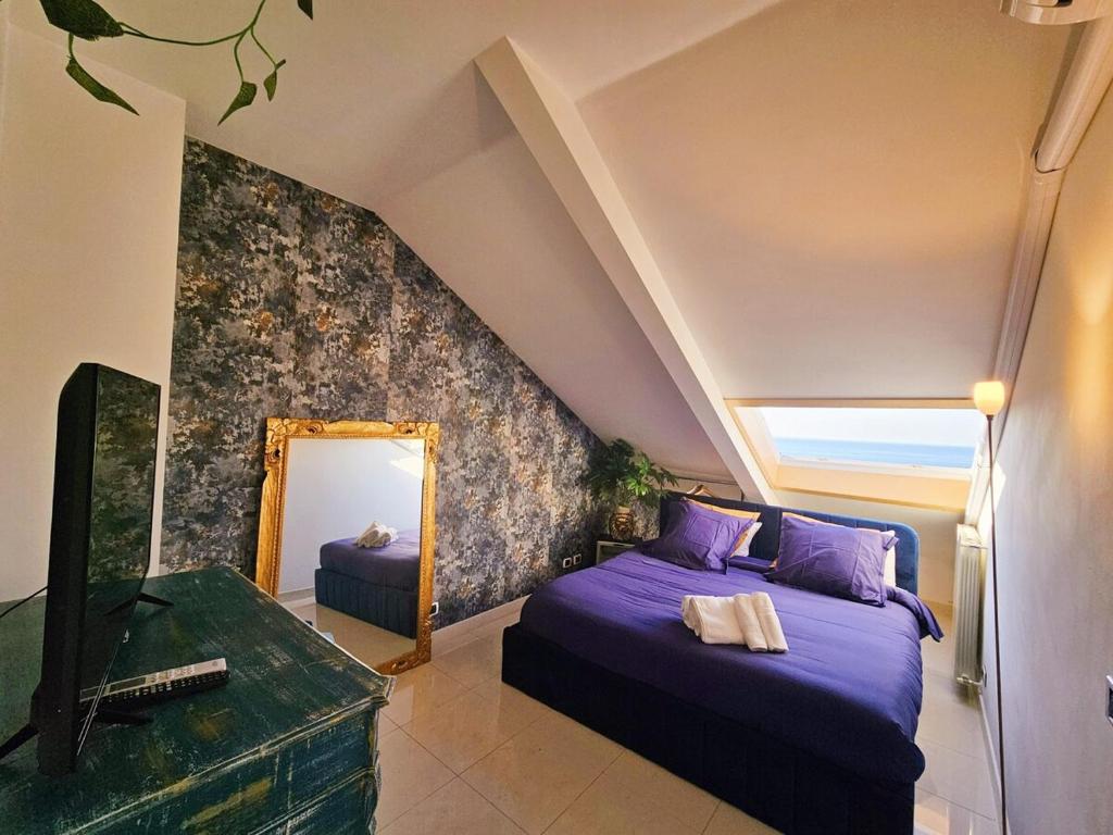 1 dormitorio con cama morada y espejo en Dolce Vita, Luxury & Sea View - Front of Casino, en San Remo