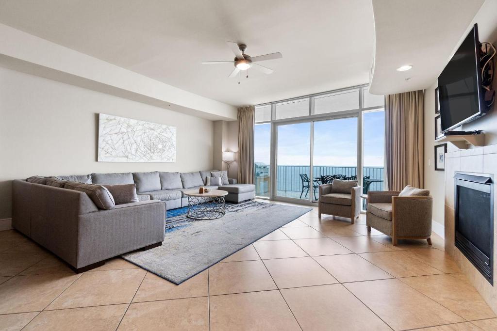 Una sala de estar con un sofá y un televisor. en Turquoise D1703, en Orange Beach