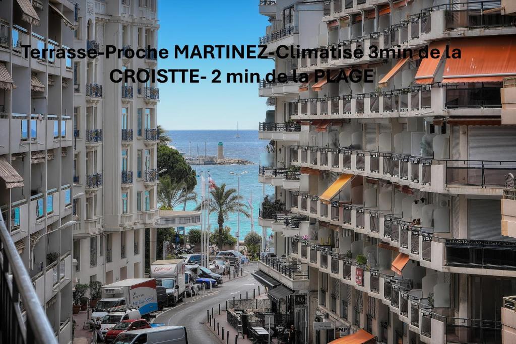 une vue d'une rue de la ville avec des bâtiments dans l'établissement 3 PIECES MODERNE PROCHE MARTINEZ et PLAGES A2B249, à Cannes