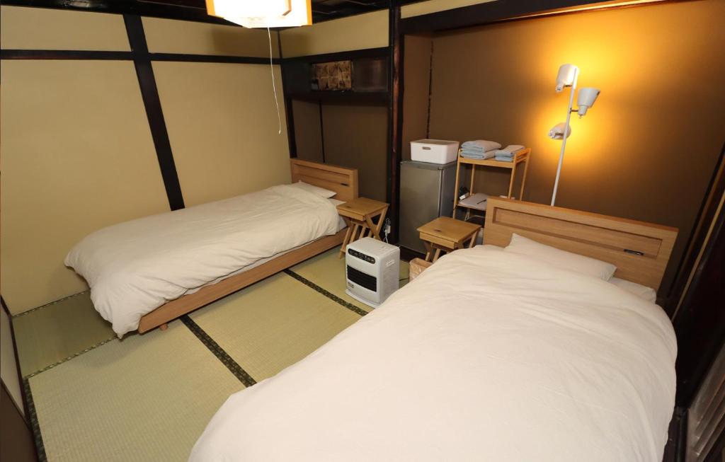 Postel nebo postele na pokoji v ubytování GLOCE sadoベースキャンプ宿根木