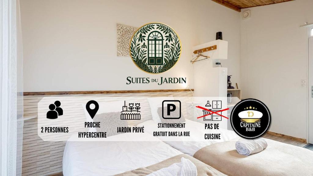 - une chambre avec un lit avec un mur recouvert d'autocollants dans l'établissement Les Suites du Jardin 2 - La Chambre du Jour - 2 pers, à Chaumont