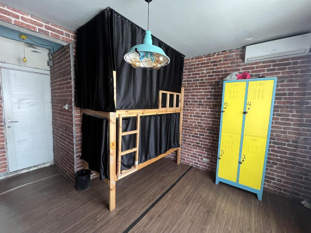 Palanda nebo palandy na pokoji v ubytování Lola backpacker's Hostel