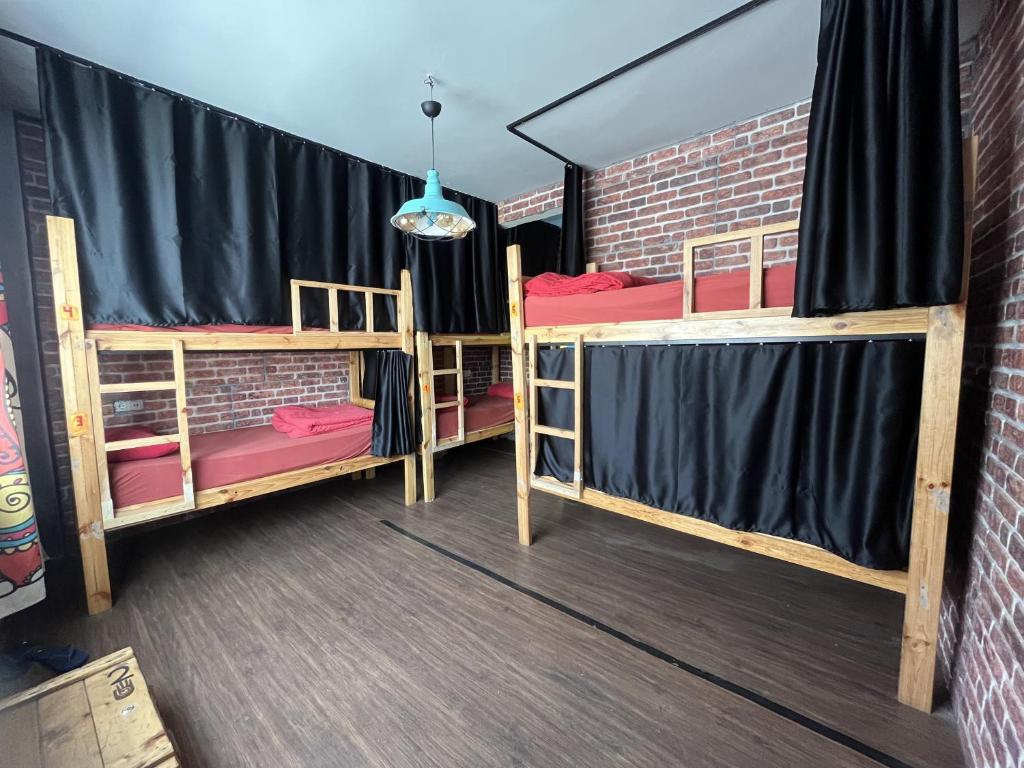 Postel nebo postele na pokoji v ubytování Lola backpacker's Hostel