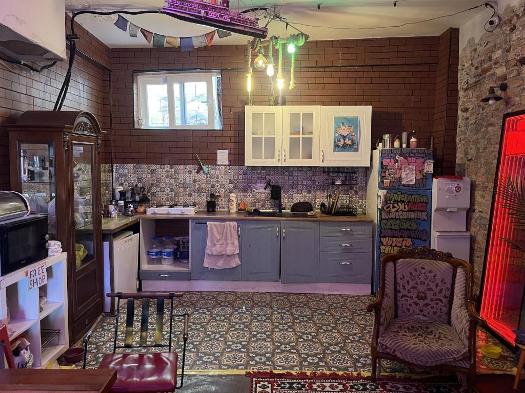 Kuchyň nebo kuchyňský kout v ubytování Lola backpacker's Hostel