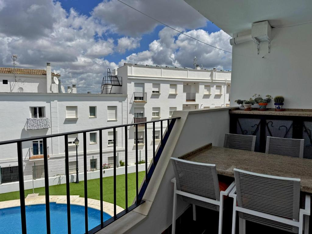 balkon z widokiem na budynek w obiekcie Apartamento Esencia - Ole Solutions w mieście Arcos de la Frontera