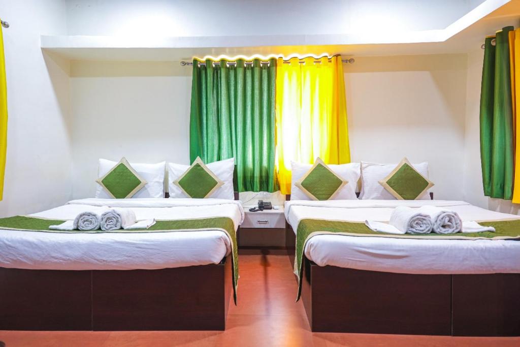 Postel nebo postele na pokoji v ubytování Kokanwadi Resort
