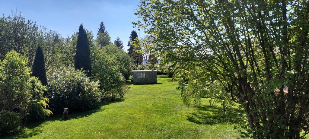 Apartment Rietheim في Rietheim-Weilheim: حديقة فيها كوخ وسط ساحة