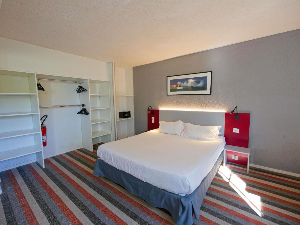 Postel nebo postele na pokoji v ubytování Hotel Donibane Saint-Jean-de-Luz