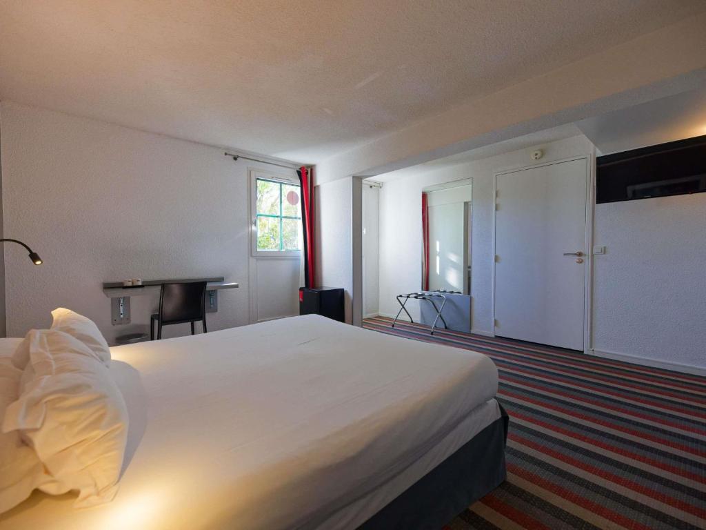 Postel nebo postele na pokoji v ubytování Hotel Donibane Saint-Jean-de-Luz