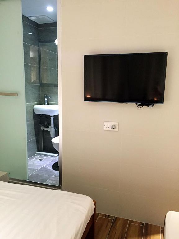 Televiisor ja/või meelelahutuskeskus majutusasutuses 香港金門賓館 KamMun Guest House