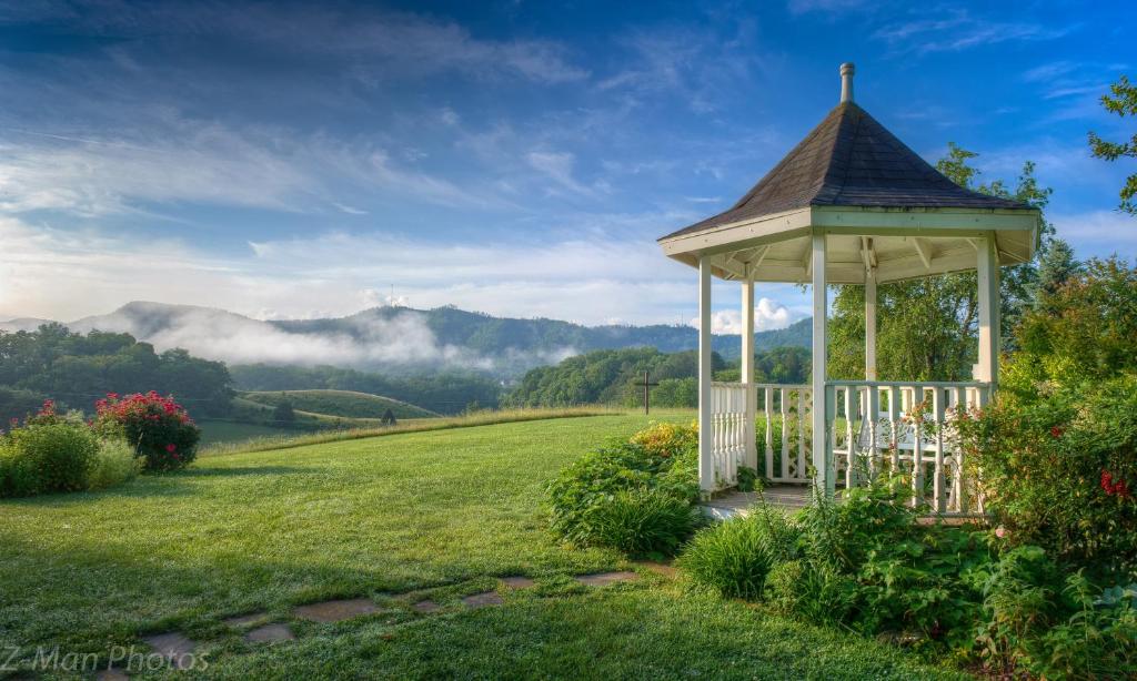 Blue Mountain Mist Country Inn photo