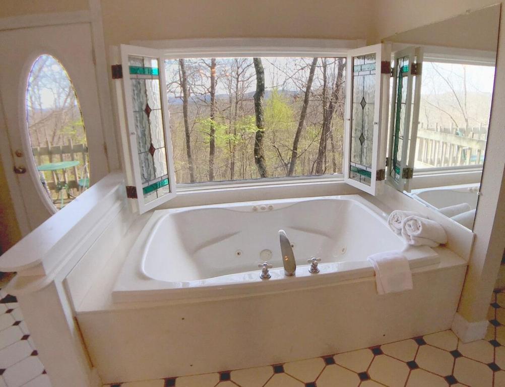 Φωτογραφία από το άλμπουμ του Ozark Spring Cabin 06 Spring Haven King Spa Tub σε Eureka Springs
