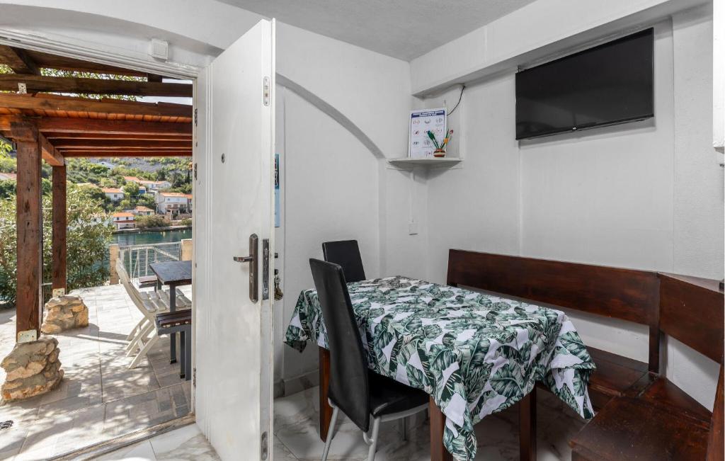 Televízia a/alebo spoločenská miestnosť v ubytovaní Beach Front Home In Klada