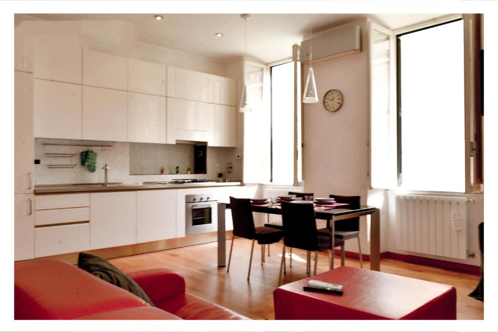 a kitchen and dining room with a table and chairs at Ostia Holiday La Marina in Lido di Ostia