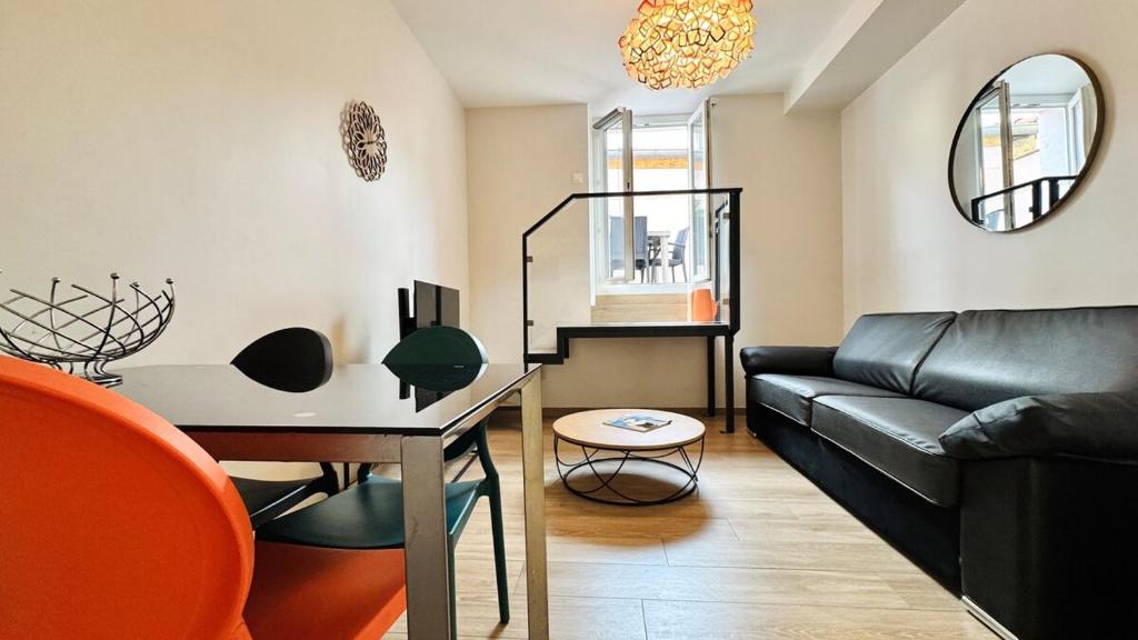 un salon avec un canapé et une table dans l'établissement Croisette Cannes City center, 100 m from the sea, à La Celle-sous-Gouzon