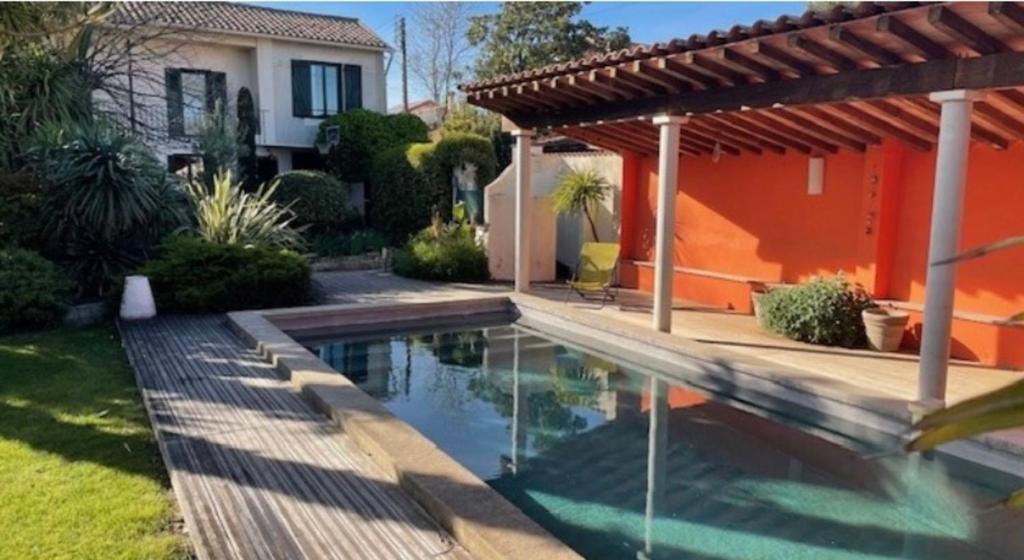 une maison avec une piscine dans une cour dans l'établissement Villa Impressionniste, à Montpellier