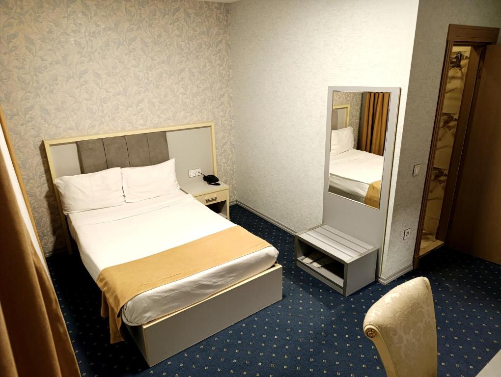Alis Hotel tesisinde bir odada yatak veya yataklar