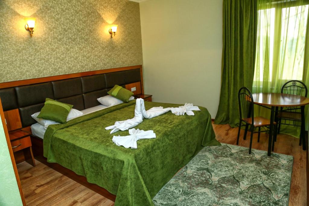 Postel nebo postele na pokoji v ubytování AVAGYAN'S Hotel-restaurant