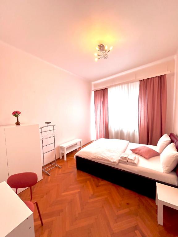 Postel nebo postele na pokoji v ubytování Downtown Unirii Square Private Economy Rooms with shared amenities