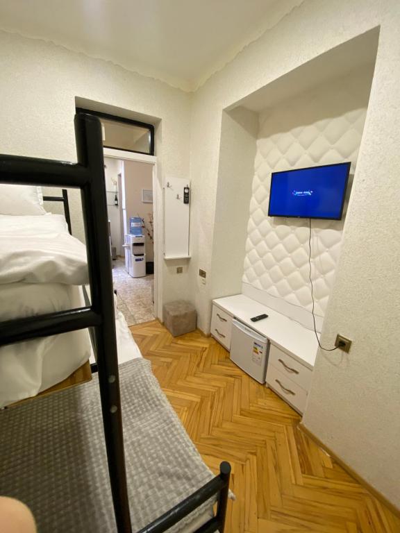 Postel nebo postele na pokoji v ubytování Cozy Rooms Tbilisi
