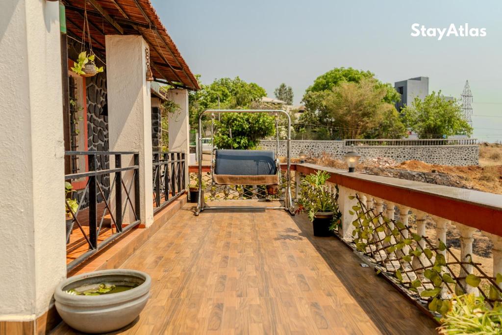 Balkón nebo terasa v ubytování Nysa Villa & Homestay By StayAtlas