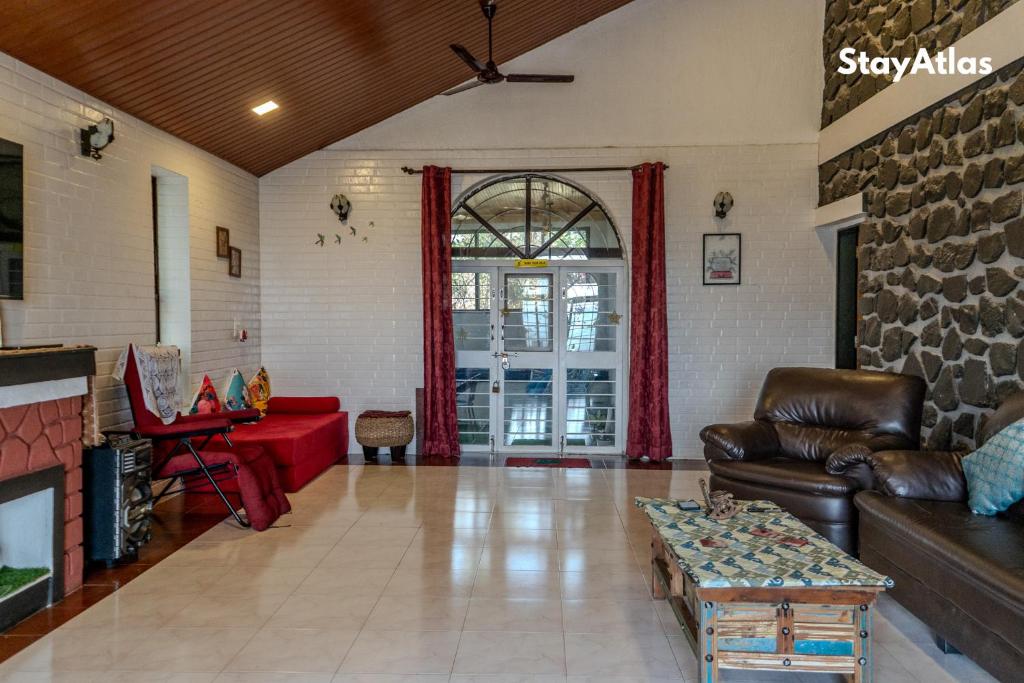 Posezení v ubytování Nysa Villa & Homestay By StayAtlas