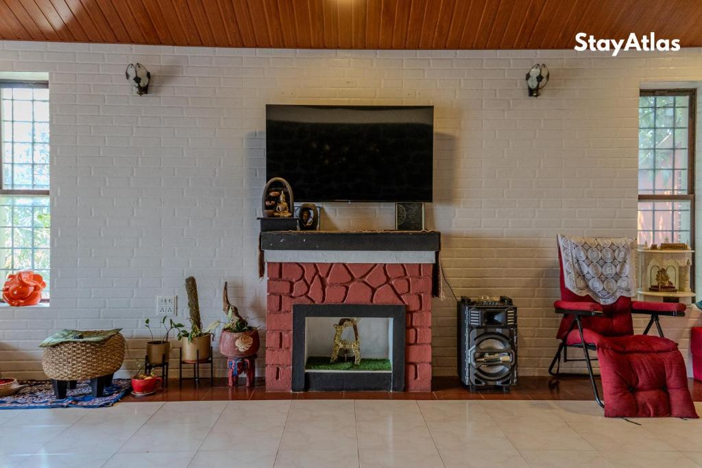 TV a/nebo společenská místnost v ubytování Nysa Villa & Homestay By StayAtlas