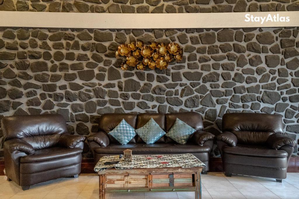 Posezení v ubytování Nysa Villa & Homestay By StayAtlas