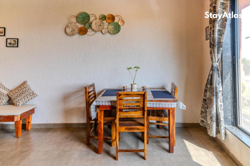 Posezení v ubytování Nysa Villa & Homestay By StayAtlas